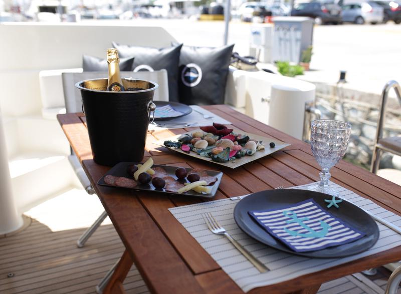 Book yachts online - motorboat - Posillipo Technema 51 - Magic Happens - rent