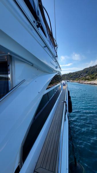 Book yachts online - motorboat - Princess 68 - Jako - rent
