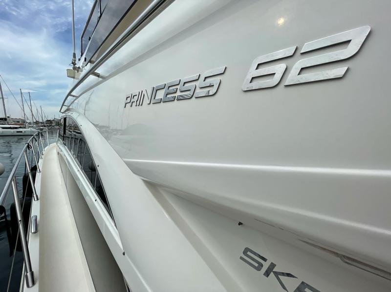 Book yachts online - motorboat - Princess 62 - Jako 62 - rent