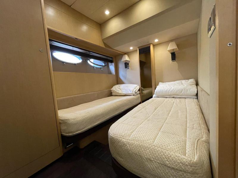 Book yachts online - motorboat - Princess 62 - Jako 62 - rent