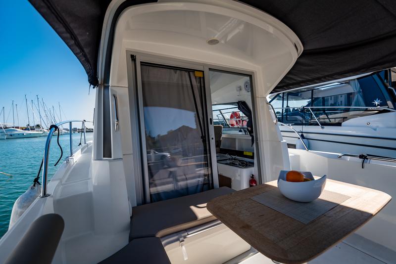 Book yachts online - motorboat - Antares 8 - Lissy - rent