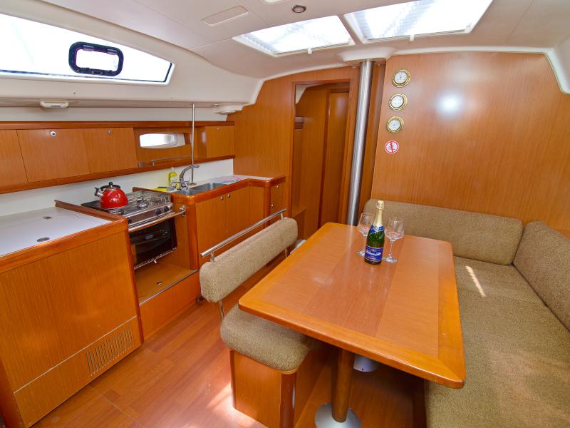 Book yachts online - sailboat - Beneteau Oceanis 43 - Mataa - rent
