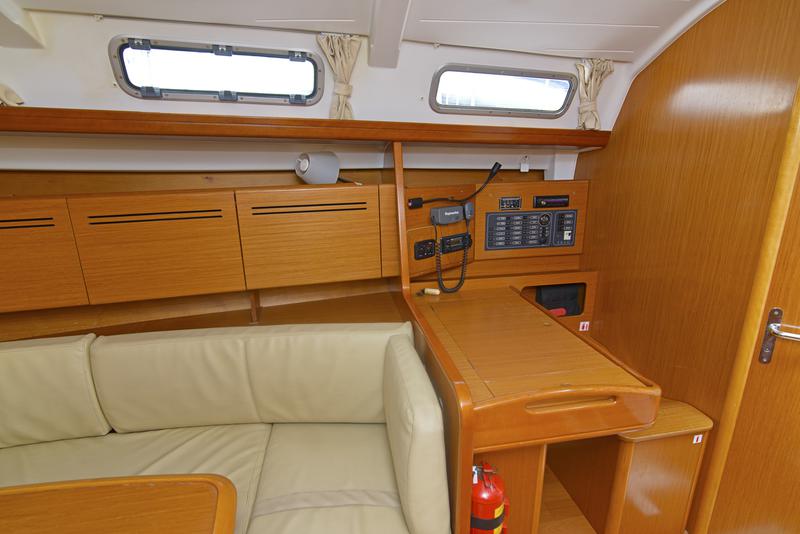 Book yachts online - sailboat - Beneteau Cyclades 39.3 - Helena - rent