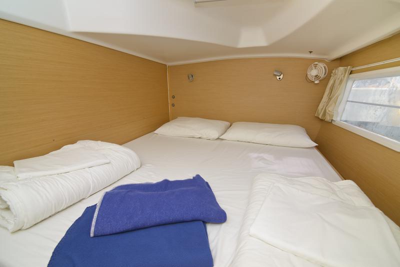Book yachts online - catamaran - Lagoon 380 - Moonshadow - rent
