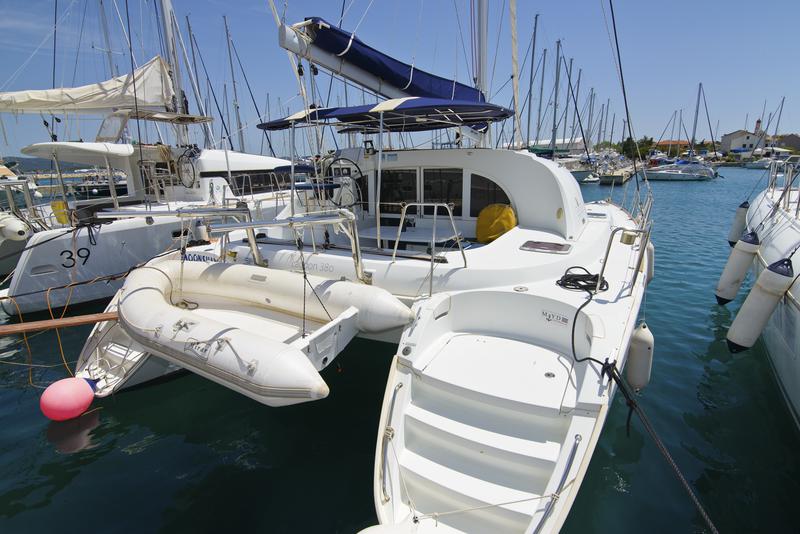 Book yachts online - catamaran - Lagoon 380 - Moonshadow - rent