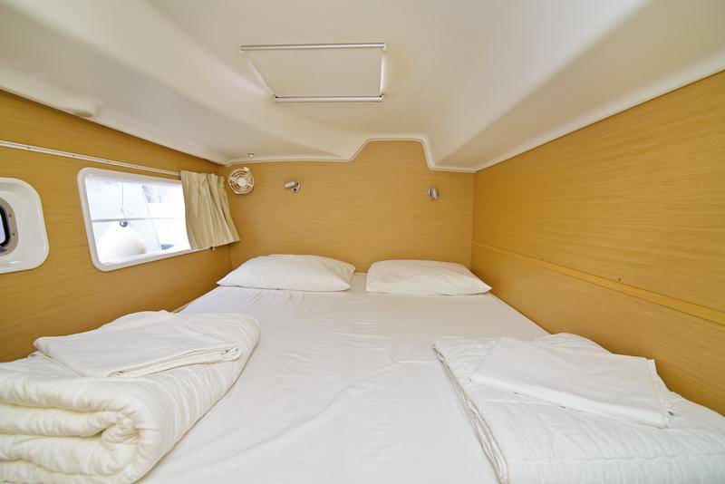 Book yachts online - catamaran - Lagoon 380 - Moonshadow - rent