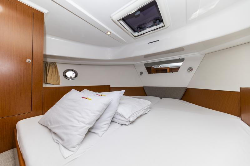 Book yachts online - motorboat - Swift Trawler 34 Fly - Blue Sky - rent