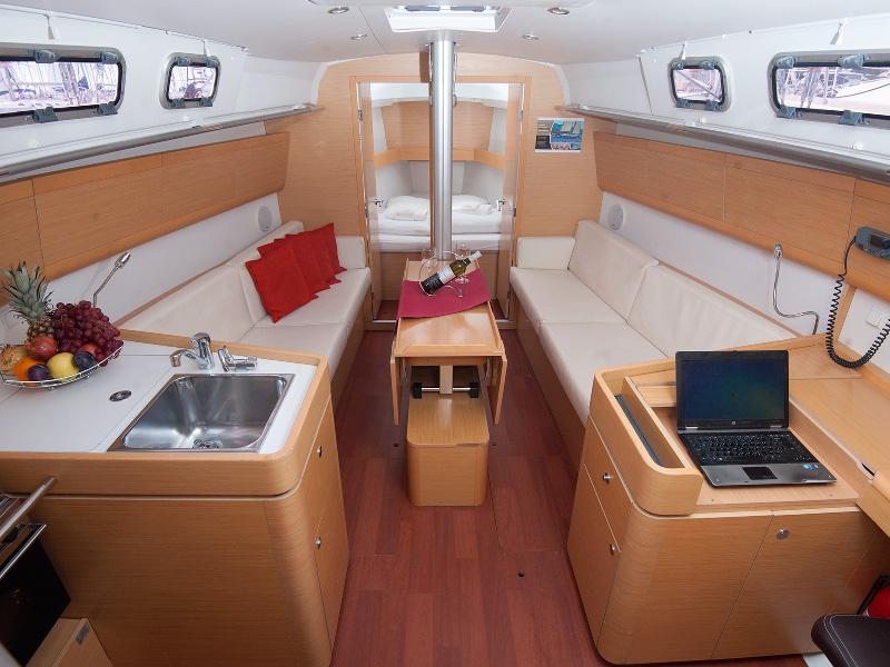 Book yachts online - sailboat - Beneteau First 35 - MINERVA - rent