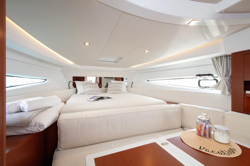 Book yachts online - motorboat - Leader 36 - CHROMIA - rent
