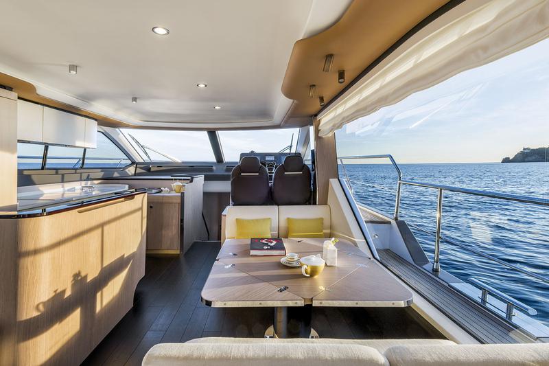 Book yachts online - motorboat - Azimut 60 - ALUMINIA - rent