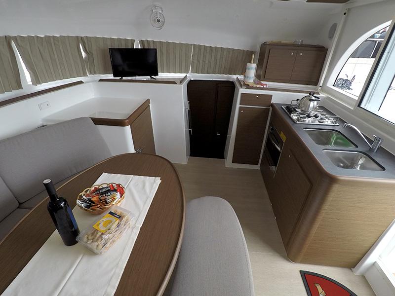 Book yachts online - catamaran - Lagoon 380 - Maya - rent