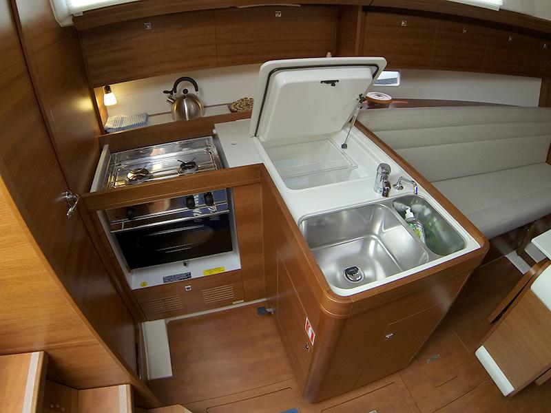 Book yachts online - sailboat - Dufour 350 GL - Luka - rent