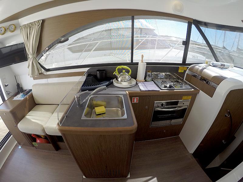 Book yachts online - motorboat - Beneteau Antares 36 - Mandalina II - rent