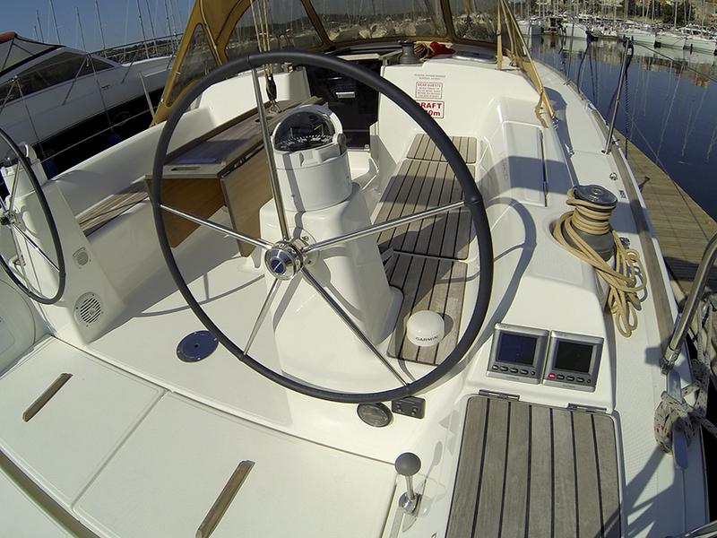 Book yachts online - sailboat - Dufour 335 GL - Lara - rent