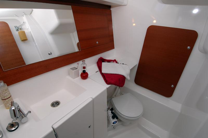Book yachts online - sailboat - Dufour 335 GL - Lara - rent