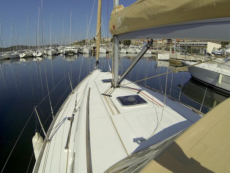 Book yachts online - sailboat - Dufour 335 GL - Lara - rent