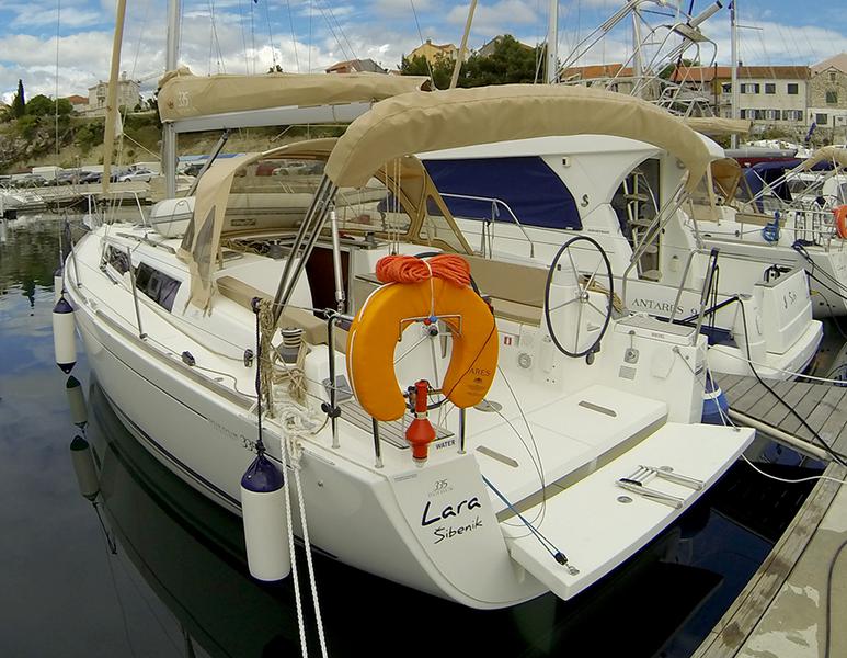 Book yachts online - sailboat - Dufour 335 GL - Lara - rent