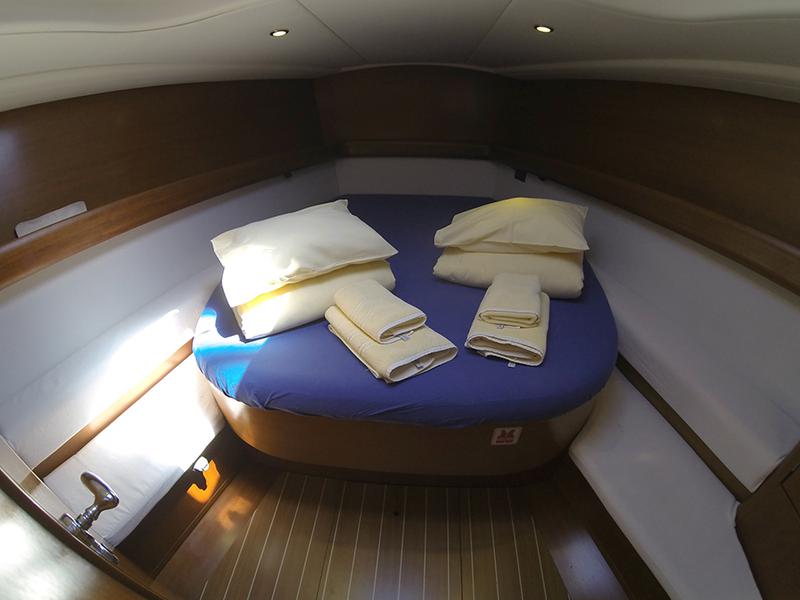 Book yachts online - sailboat - Grand Soleil 45 - Pingala - rent