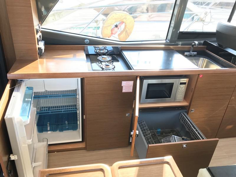 Book yachts online - motorboat - Bavaria R40 FLY - STEP TWO - rent