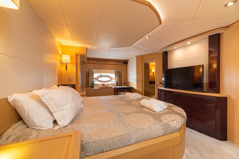 Book yachts online - motorboat - Royal Denship 85 - Stela 117 - rent