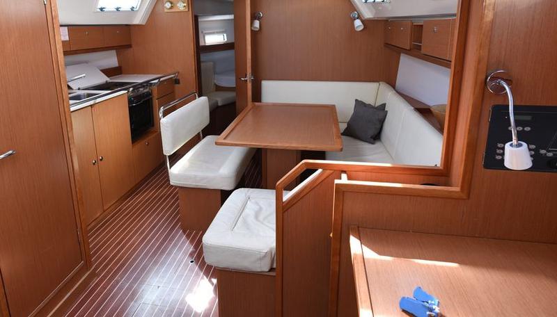 Book yachts online - sailboat - Bavaria Cruiser 40 - Eurybia - rent