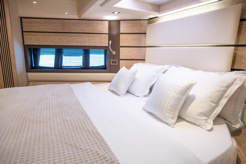 Book yachts online - motorboat - Azimut 60 - MY LAURA - rent
