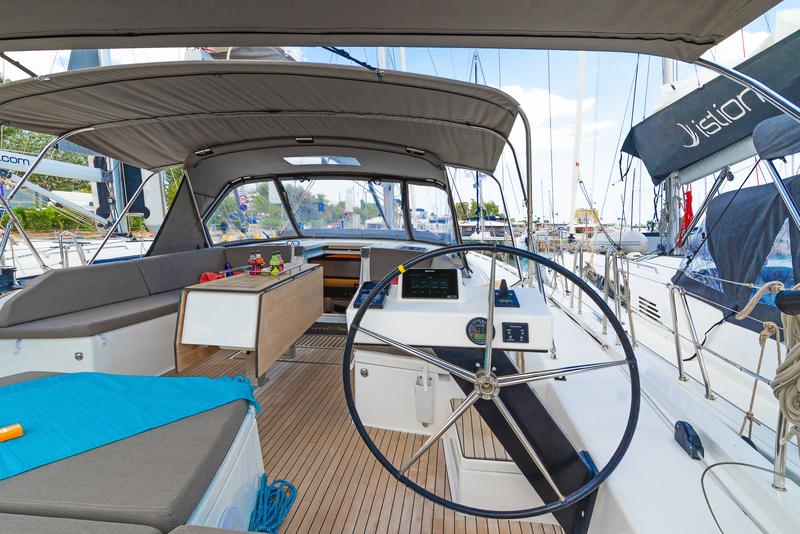 Book yachts online - sailboat - Dufour 530 A/C &amp; GEN - NEW D530 LEF - rent
