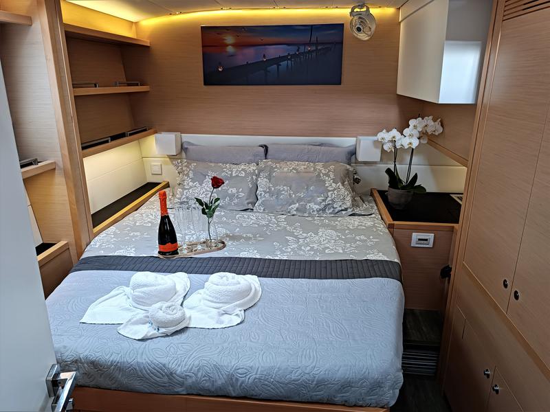 Book yachts online - catamaran - Lagoon 560 S2 - Aura - rent