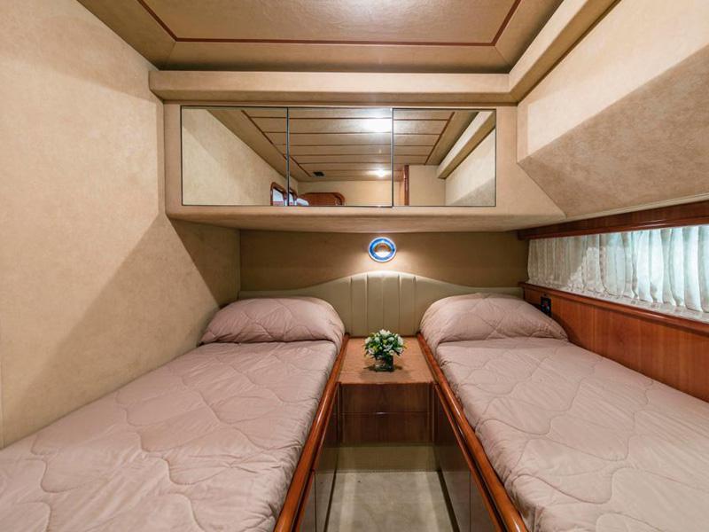 Book yachts online - motorboat - Ferretti 680 - Sadaqa - rent