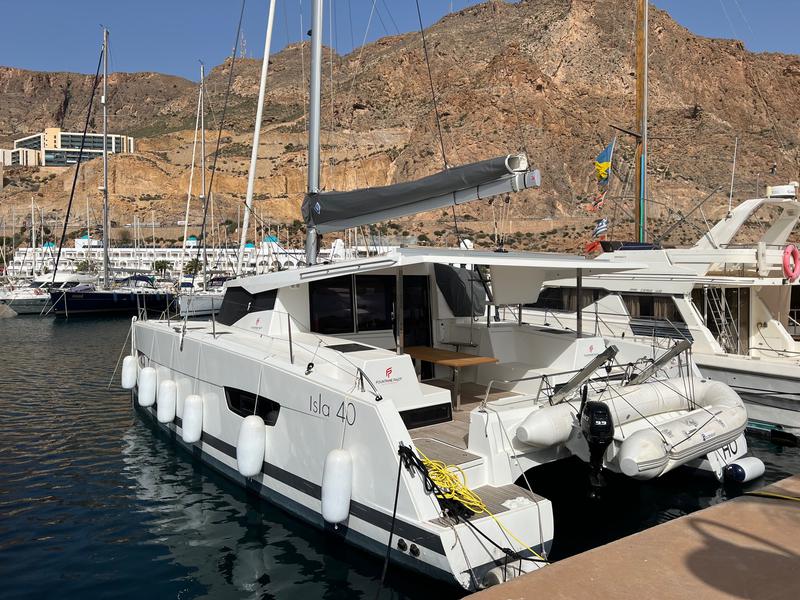 Book yachts online - catamaran - Isla 40 - HO - rent