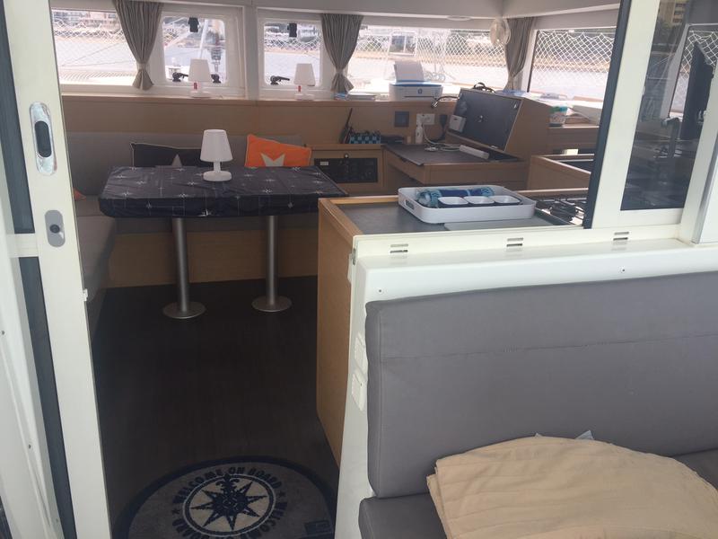 Book yachts online - catamaran - Lagoon 400 S2 - NAILAH - rent