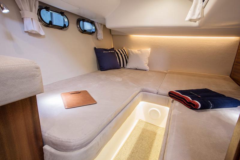 Book yachts online - motorboat - Nimbus 405 Flybridge - NN - rent
