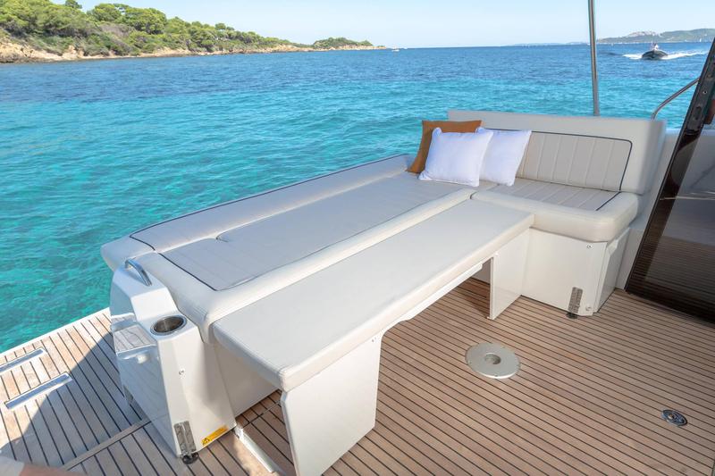 Book yachts online - motorboat - Jeanneau NC 37 - Mimi' - rent