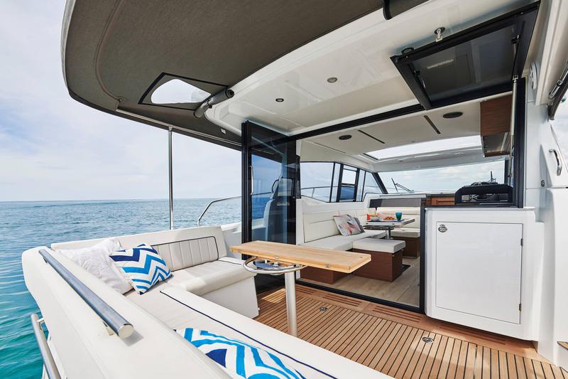 Book yachts online - motorboat - Jeanneau NC 37 - Mimi' - rent