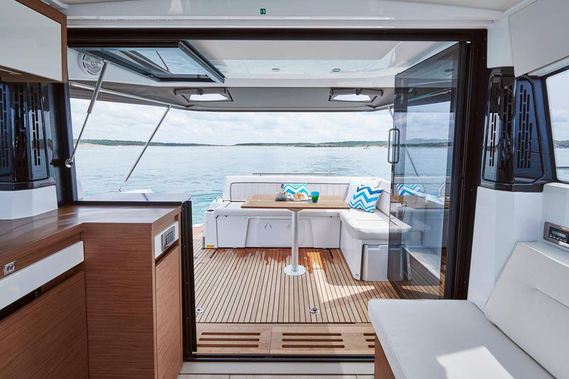 Book yachts online - motorboat - Jeanneau NC 37 - Mimi' - rent