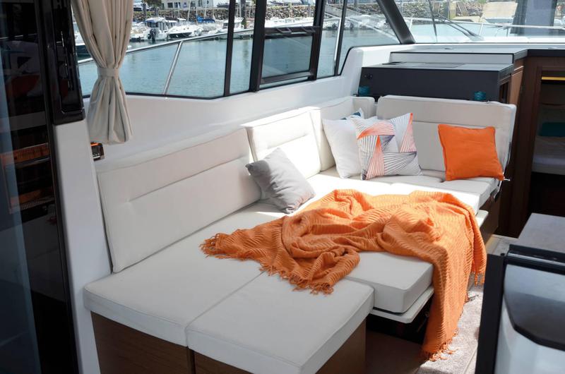 Book yachts online - motorboat - Jeanneau NC 37 - Aurora - rent