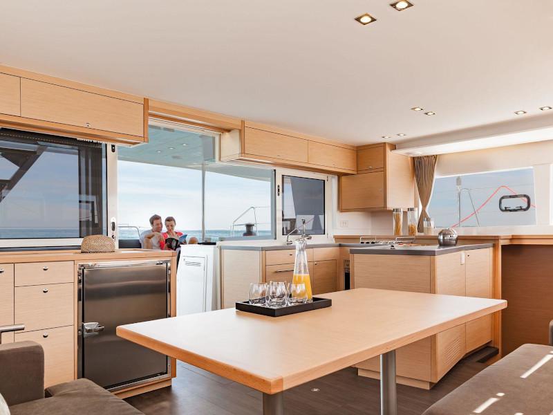 Book yachts online - catamaran - Lagoon 450  Flybridge - Caliente - rent