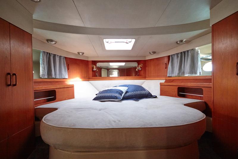 Book yachts online - motorboat - Princess 45 - Summer Love - rent