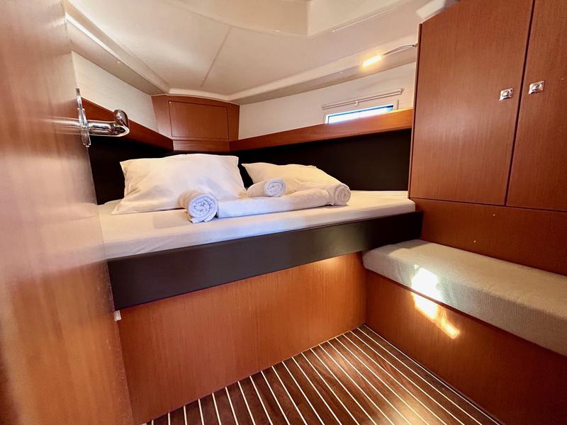 Book yachts online - sailboat - Bavaria Cruiser 37 - Enjoy The Silence - rent