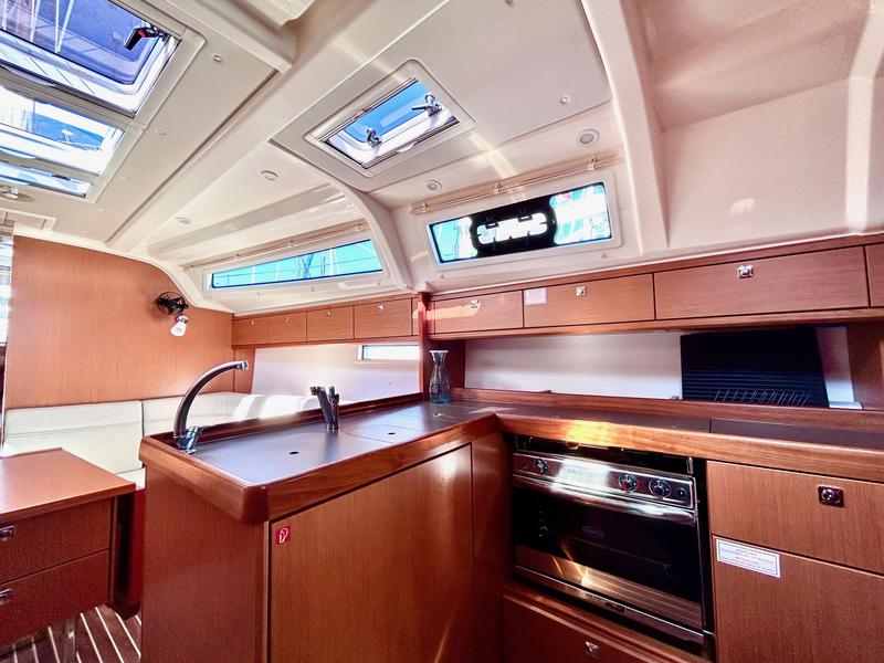 Book yachts online - sailboat - Bavaria Cruiser 37 - Enjoy The Silence - rent