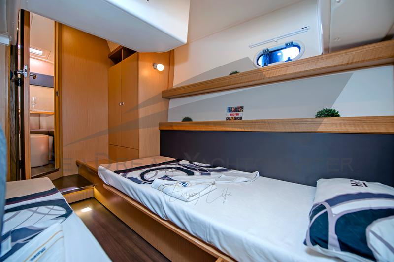 Book yachts online - motorboat - Bavaria Sport 44 HT - Paluma - rent