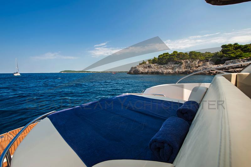 Book yachts online - motorboat - Bavaria Sport 44 HT - Paluma - rent