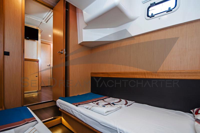 Book yachts online - motorboat - Bavaria Sport 44 HT - Paluma - rent