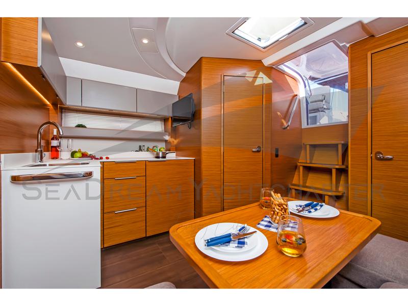 Book yachts online - motorboat - Bavaria S40 HT - Sun Dreamer - rent