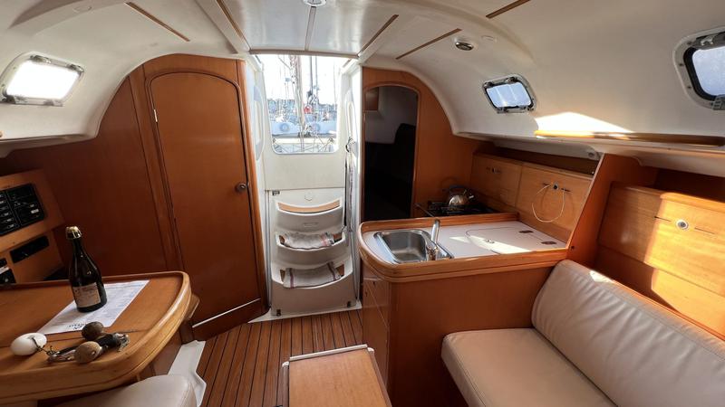 Book yachts online - sailboat - First 31.7 - So what - rent