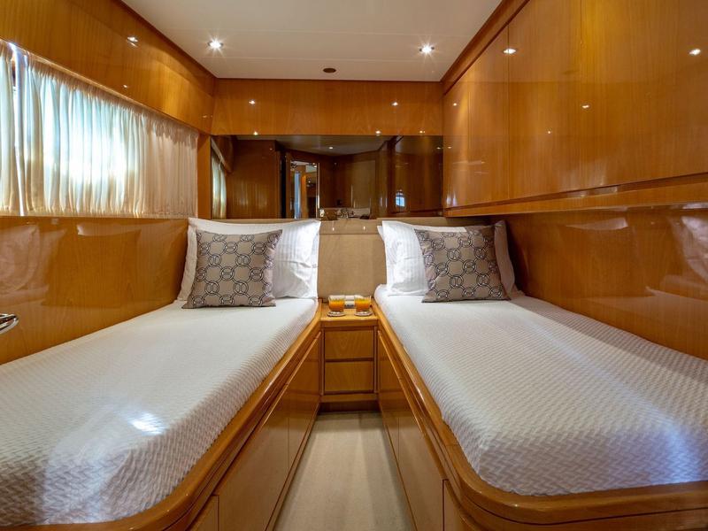 Book yachts online - motorboat - San Lorenzo SL 82 - Bird - rent