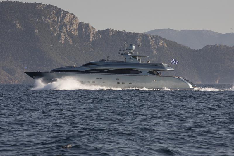 Book yachts online - motorboat - Maiora 108 - Princess L - rent