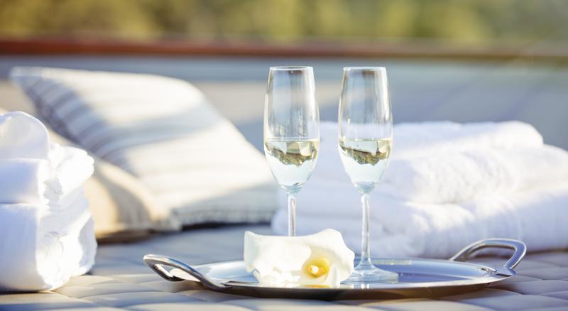 Book yachts online - motorboat - Maiora 108 - Princess L - rent
