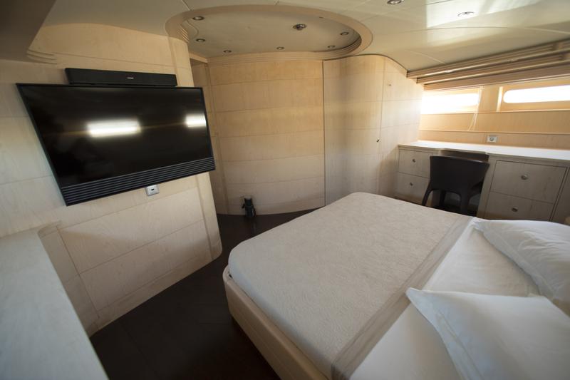 Book yachts online - motorboat - Maiora 108 - Princess L - rent