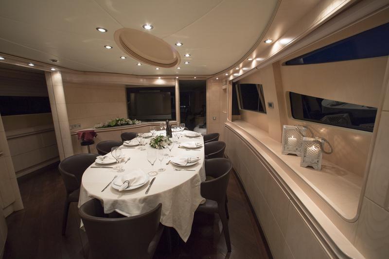 Book yachts online - motorboat - Maiora 108 - Princess L - rent
